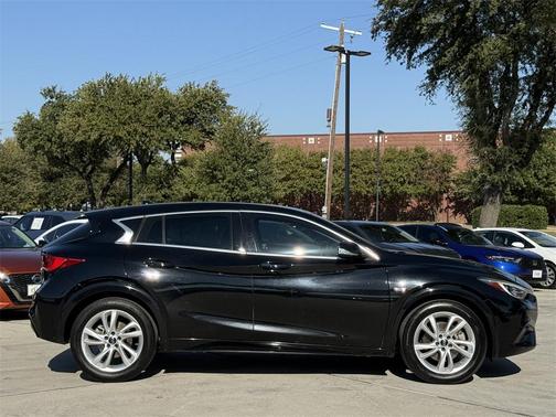 2018 INFINITI QX30 PURE
