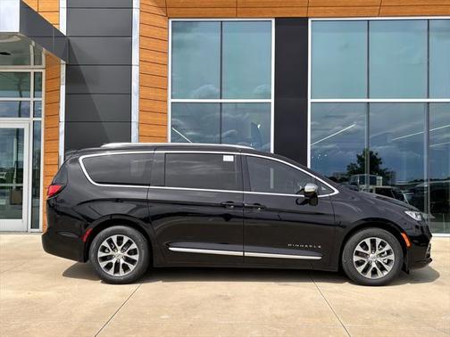 2025 Chrysler Pacifica L