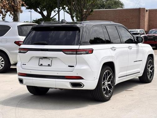 2022 Jeep Grand Cherokee Summit