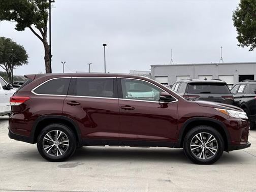2019 Toyota Highlander LE I4