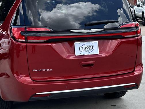 Red Hot Pearlcoat 2025 Chrysler Pacifica L