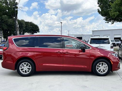 Red Hot Pearlcoat 2025 Chrysler Pacifica L