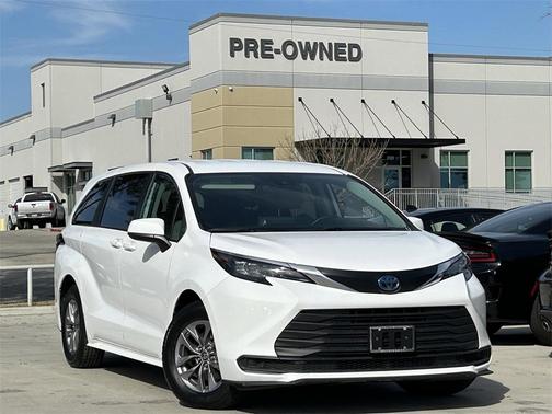 2024 Toyota Sienna LE