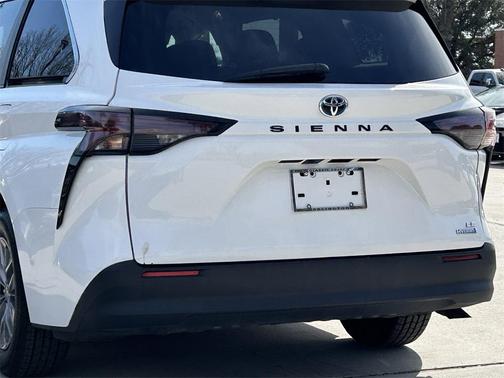 2024 Toyota Sienna LE