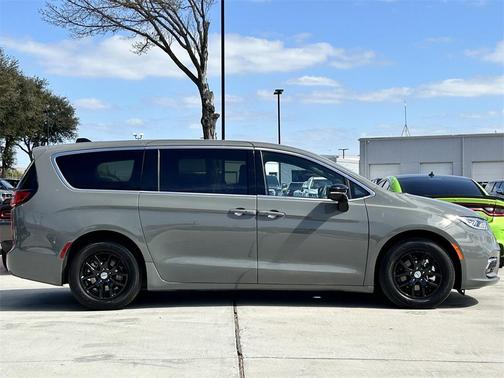 2025 Chrysler Pacifica L
