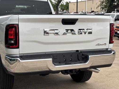 Bright White Clearcoat 2026 RAM 2500 Tradesman Crew Cab 4x4 8' Box