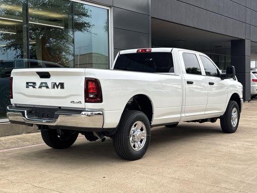 Bright White Clearcoat 2026 RAM 2500 Tradesman Crew Cab 4x4 8' Box