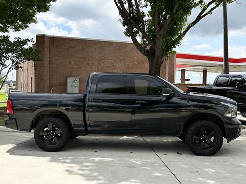 Brilliant Black Crystal Pearlcoat 2018 RAM 1500 Big Horn
