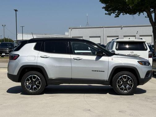 Silver Zynith Metallic Clearcoat 2025 Jeep Compass Trailhawk