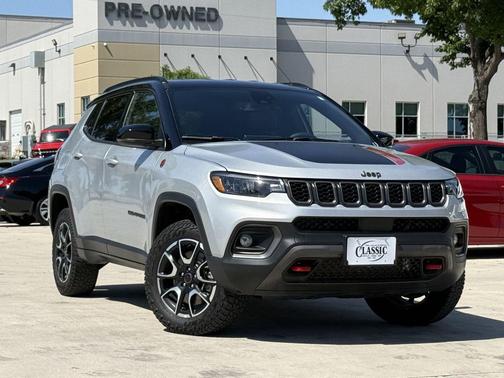 Silver Zynith Metallic Clearcoat 2025 Jeep Compass Trailhawk