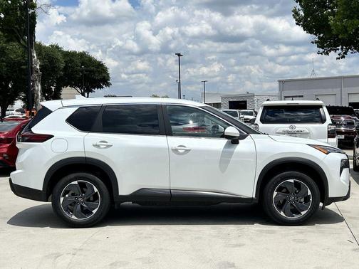 Everest White Pearl 2025 Nissan Rogue SV