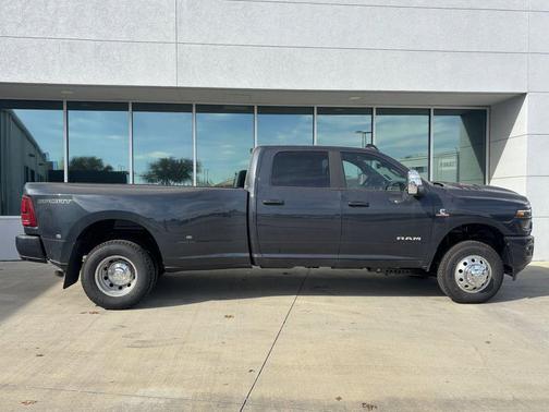 2026 RAM 3500 Laramie Crew Cab 4x4 8' Box