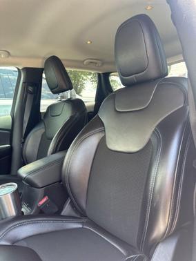 Bright White Clearcoat 2019 Jeep Cherokee Latitude Plus