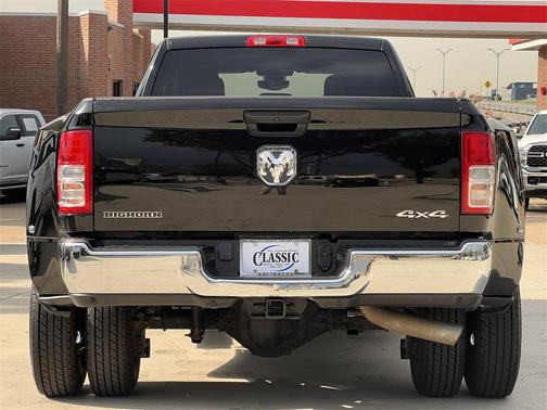 2022 RAM 3500 Big Horn Crew Cab 4x4 8' Box