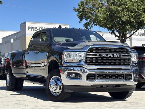 2022 RAM 3500 Big Horn Crew Cab 4x4 8' Box