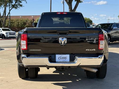 2022 RAM 3500 Big Horn Crew Cab 4x4 8' Box