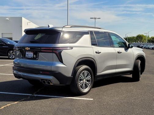 Sterling Gray Metallic 2024 Chevrolet Traverse LT