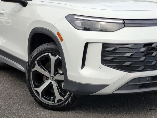White/off-white 2026 Volkswagen Tiguan 2.0T SE