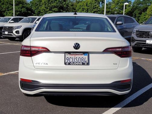 Oryx White Pearl Effect 2022 Volkswagen Jetta 1.5T SE