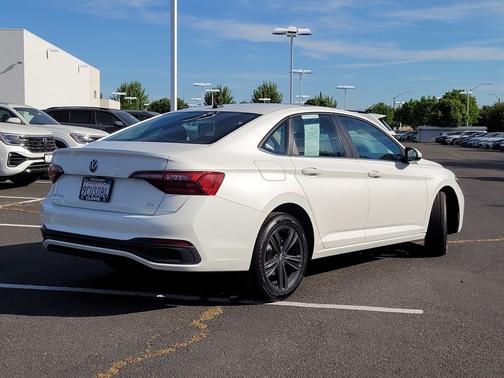 White 2022 Volkswagen Jetta 1.5T SE
