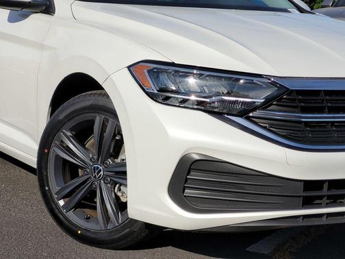 Oryx White Pearl Effect 2022 Volkswagen Jetta 1.5T SE