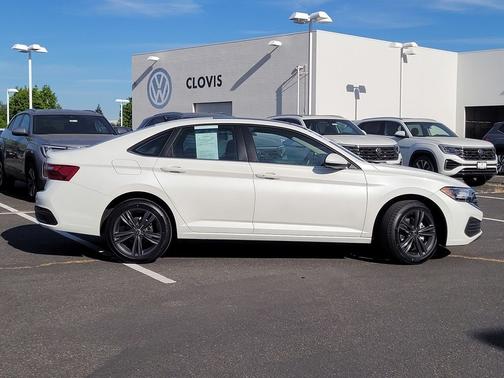 White 2022 Volkswagen Jetta 1.5T SE