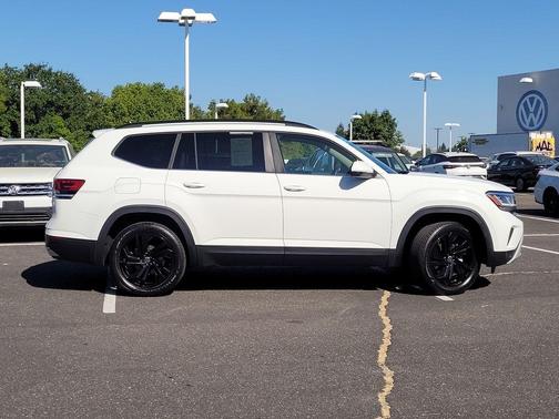 Pure White 2022 Volkswagen Atlas 3.6L SE w/Technology