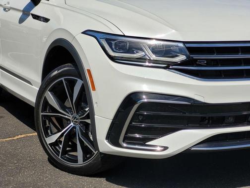 Opal White Pearl Effect 2023 Volkswagen Tiguan 2.0T SEL R-Line