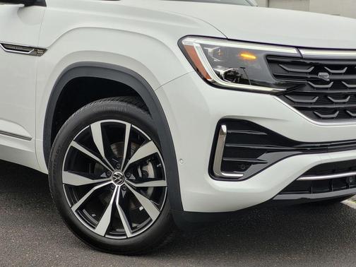 Opal White Pearl 2026 Volkswagen Atlas Cross Sport 2.0T SEL Premium R-Line