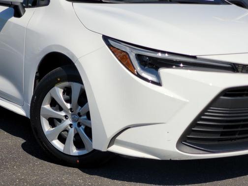 Ice 2024 Toyota Corolla Hybrid LE