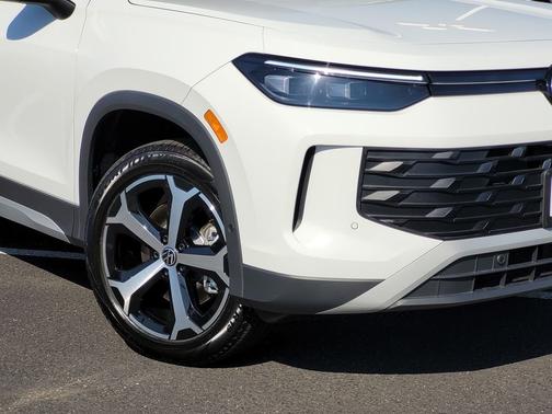 White/off-white 2026 Volkswagen Tiguan 2.0T SE