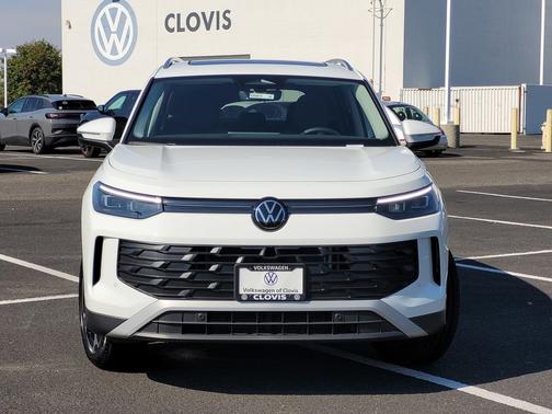White/off-white 2026 Volkswagen Tiguan 2.0T SE
