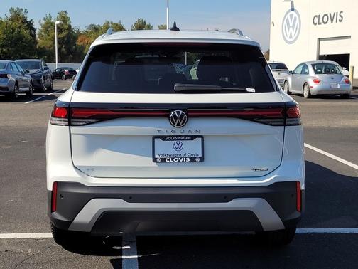 White/off-white 2026 Volkswagen Tiguan 2.0T SE