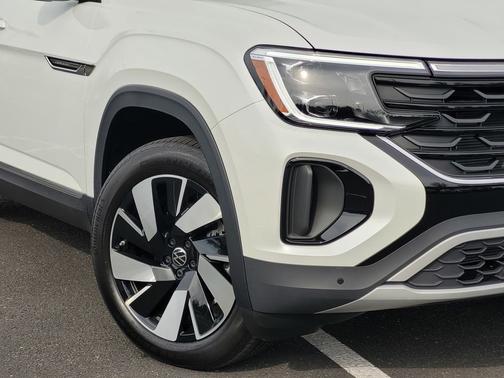 White/off-white 2026 Volkswagen Atlas Cross Sport 2.0T SEL