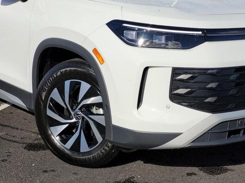 Pure White 2026 Volkswagen Tiguan 2.0T S