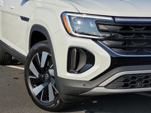 White/off-white 2025 Volkswagen Atlas Cross Sport 2.0T SEL