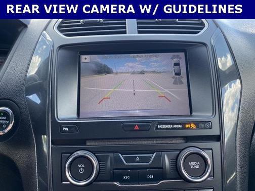 Photo 3 of 44 of 2018 Ford Explorer XLT