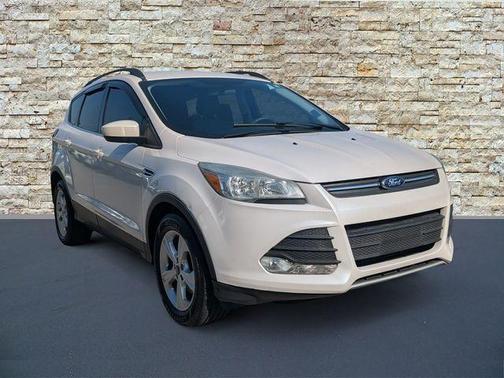 White Platinum Clearcoat Metallic 2016 Ford Escape SE