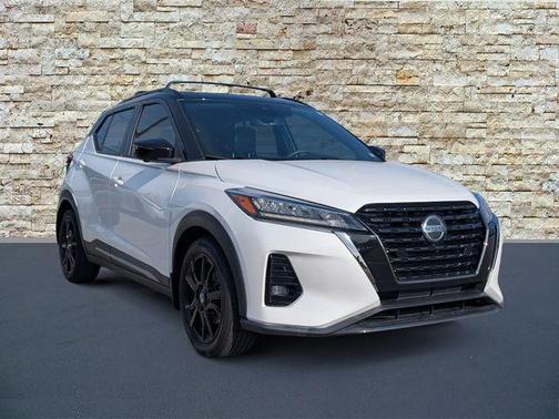 Aspen White / Super Black 2021 Nissan Kicks SR