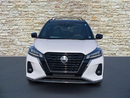 Aspen White / Super Black 2021 Nissan Kicks SR