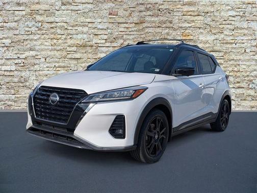 Aspen White / Super Black 2021 Nissan Kicks SR