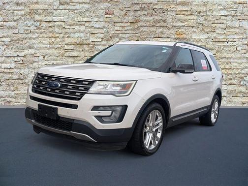 White Platinum Clearcoat Metallic 2017 Ford Explorer XLT