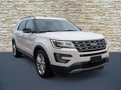White Platinum Clearcoat Metallic 2017 Ford Explorer XLT