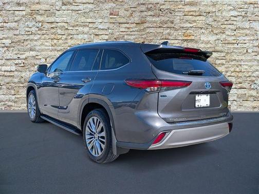 2023 Toyota Highlander Hybrid Platinum