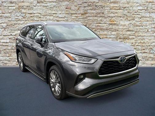 2023 Toyota Highlander Hybrid Platinum
