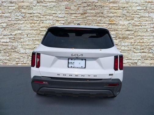 White Pearl 2022 Kia Sorento LX