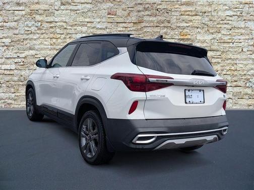 Clear White 2023 Kia Seltos S