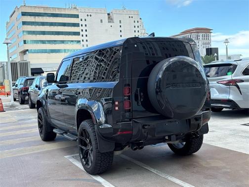 2025 Land Rover Defender P500 X-Dynamic SE