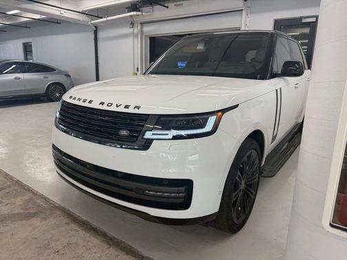 Fuji White 2025 Land Rover Range Rover P400 SE