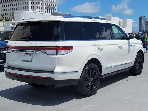 White Metallic 2022 Lincoln Navigator Reserve
